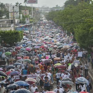 La marcha en sombrillas