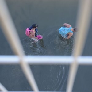 Migrantes cruzando río