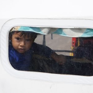 Miradita tras ventana