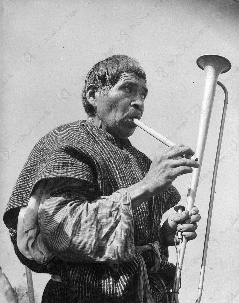 Músico indígena de viento