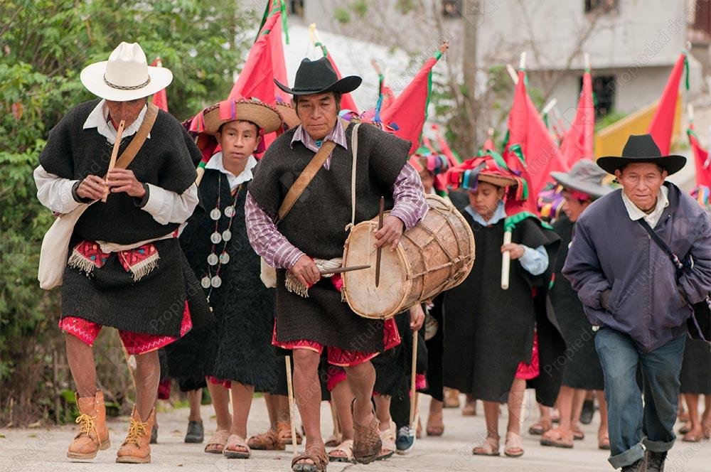 Músicos en procesión