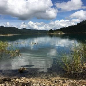 Nubes y lago