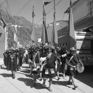 Procesión con músicos y banderas 1
