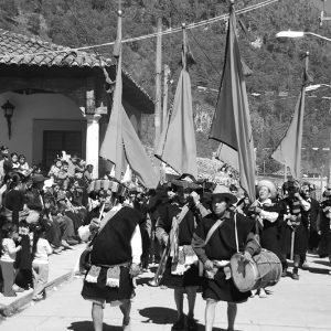 Procesión con músicos y banderas 2