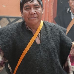 Señor con poncho tradicional
