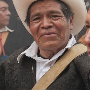 Señor con sombrero y poncho tradicional