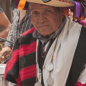 Señor en traje tradicional