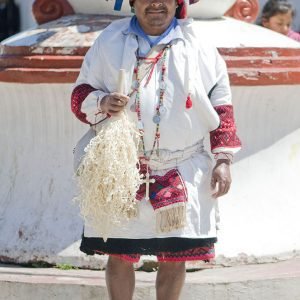 Traje tradicional en blanco