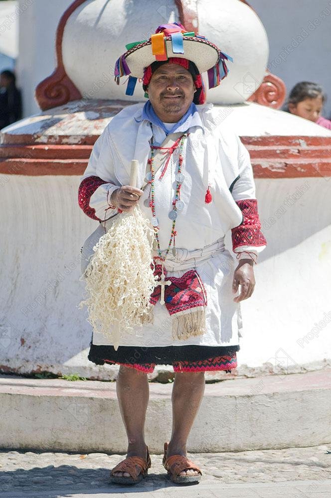 Traje tradicional en blanco