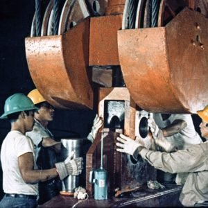 Trabajadores con maquinaria