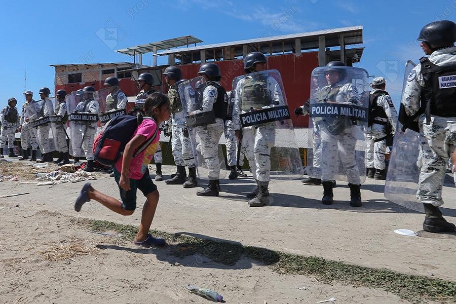1 niña migrante corre buscando a su familia