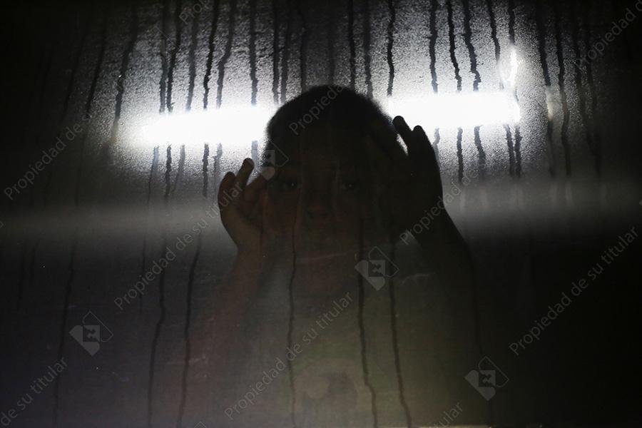 2 niño migrante mira a través de la ventana