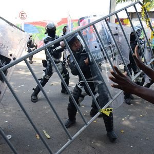 Migrantes se enfrentan GN