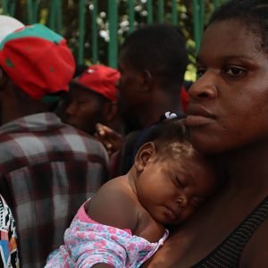 Niña en brazos