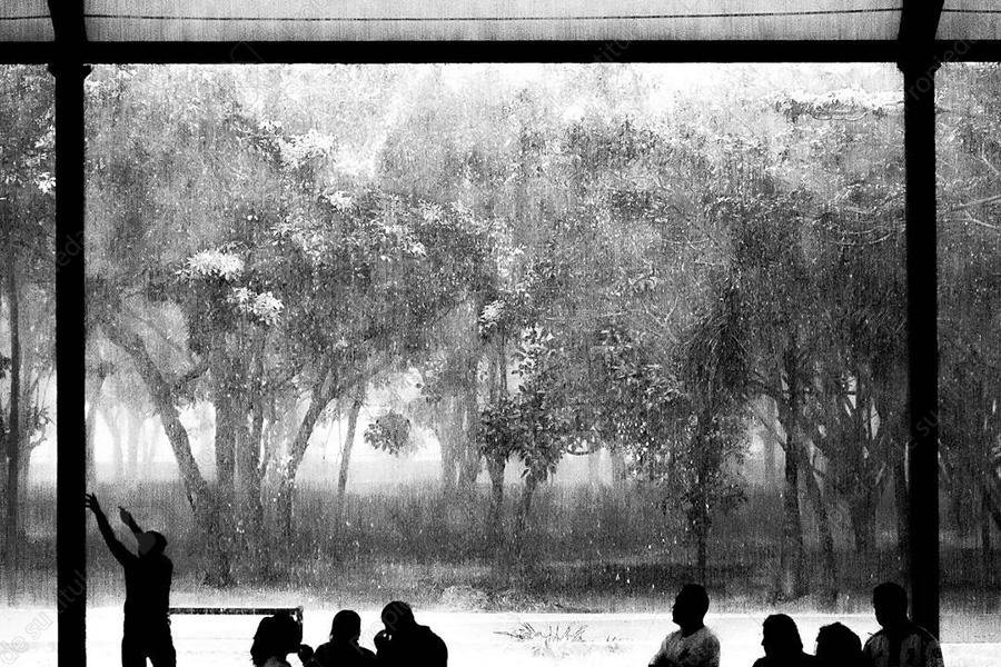 Siluetas en la tormenta