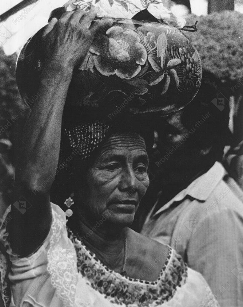 Mujer zoque con tecomate